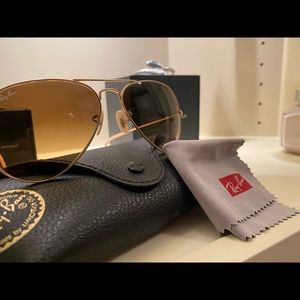 Women’s Ray-Ban aviator sunglasses